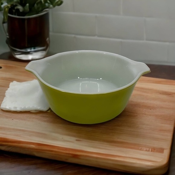 Vintage 70’s Pyrex Casserole Dish Avocado Green Verde Milk Glass 1.5 Pint - Picture 1 of 5